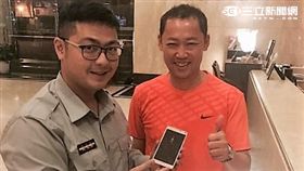 陳姓警員迅速找到遺失三星手機的金姓韓籍旅客（翻攝畫面）