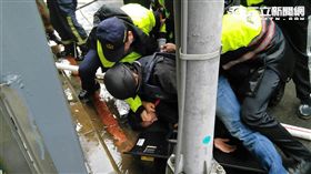 薛男遭女友拋棄後開瓦斯自殺，與警對峙6小時後遭到逮捕（民眾提供）