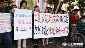 清大學生不滿倉促併校，11月4日前往教育部抗議，前學生會長徐光成以絕食表達不滿長達90小時／記者林敬旻攝影