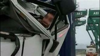 貨櫃車頭慘被壓扁　駕駛伸一顆頭求救
