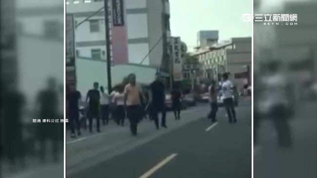 口角引20人持棍砸店　BMW也遭殃