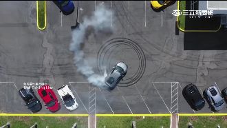 甩尾夫妻檔秀美技　高速飄移換輪胎