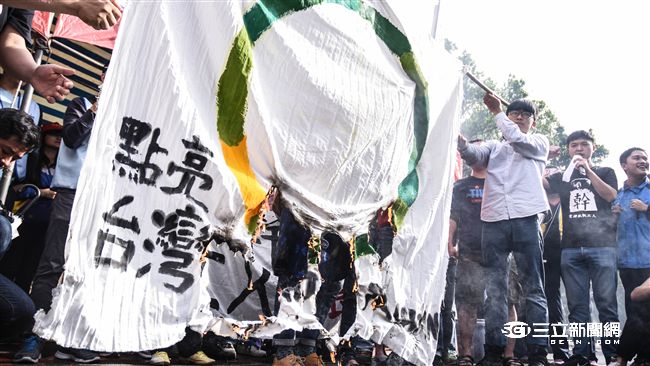 不滿砍7天假　勞團燒旗、絕食抗議