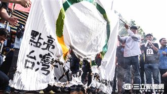 不滿砍7天假　勞團燒旗、絕食抗議