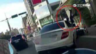 男擁毒遭攔車反加速　警空翻一圈重摔