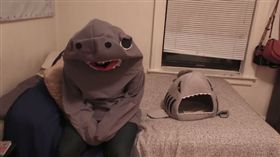 傑夫落寞地坐在床上。（圖／翻攝自Jeff Cerulli YouTube）