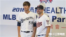 王維中和雙城隊王牌二壘手Brian Dozier（圖／記者王怡翔攝）