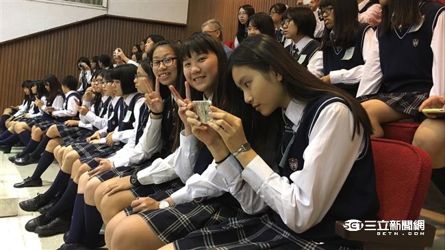 佔主席台遇學生參訪　藍委偷「告狀」
