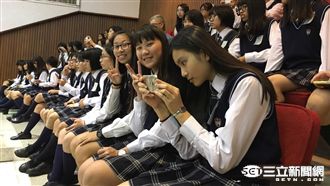 佔主席台遇學生參訪　藍委偷「告狀」