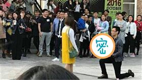 結婚,求婚,男朋友,女朋友,新娘,花圈,愛情的墳墓　圖／翻攝自重慶晨報