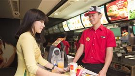 ▲曾經我和你一樣…台灣每80人就有1人在麥當勞工作過（圖／麥當勞）