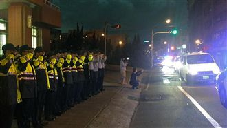 女警遺體繞警所　同袍淚送：任務結束
