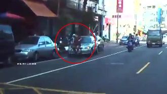 翁打錯檔暴衝　追撞6車還將婦捲車底