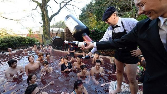 日本推「紅酒溫泉」　鮮豔湯池飄酒香