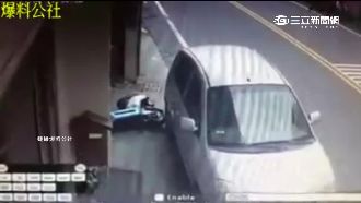 汽車停擋家門口！離開還倒車撞車離去