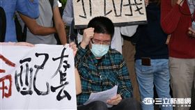 清大學生不滿倉促併校，11月4日前往教育部抗議，前學生會長徐光成以絕食表達不滿長達90小時／記者林敬旻攝影