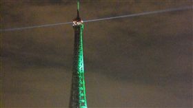 巴黎協定生效  艾菲爾鐵塔綻放綠光
為慶祝巴黎氣候協定正式生效，巴黎主要地標艾菲爾鐵塔特別點上一晚的綠光。
中央社記者曾依璇巴黎攝  105年11月5日