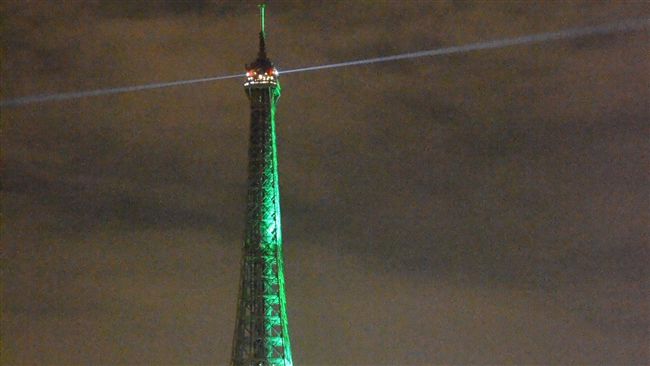 巴黎協定生效　艾菲爾鐵塔綻放綠光