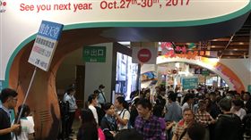 台北國際旅展登場 民眾踴躍
2016台北國際旅展登場，5日一早大批民眾排隊進場，尋找旅遊資訊與優惠。
中央社記者王飛華攝 105年11月5日