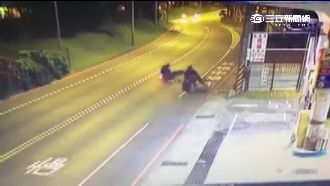 加油貪方便逆向走　騎士閃不及遭撞