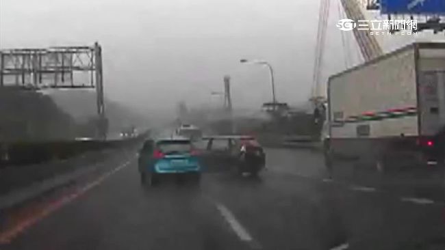 雨天國道滑　轎車遭追撞成「碰碰車」