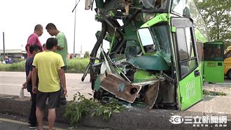 統聯客運連環撞　波及11車14傷