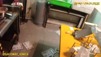 家暴夫撂友砸雞排店　妻崩潰下跪求饒