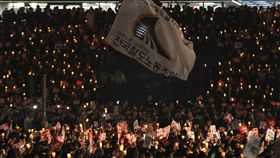 朴槿惠彈劾推進委員會（市民連帶）5日在首爾光化門廣場抗議閨密崔順實干政，要求總統朴槿惠下台。（圖／美聯社／達志影像）