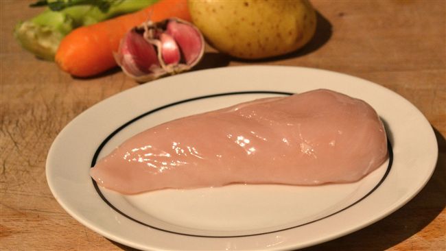 做菜備料處理生雞肉　不可用水洗！