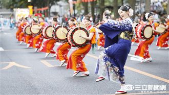 空姐小熊現身旅展　興航行程1元起標