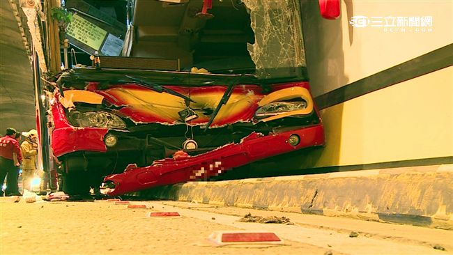 蘭潭隧道遊覽車擦撞　20人輕重傷