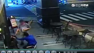 上一秒還談笑　男下一秒反目猛踹友人