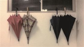 雨傘,傘 （圖／Ikusuki,Flickr CC License）https://www.flickr.com/photos/13926043@N07/6879139946/in/photolist-btToD9-7ZJaRk-dvuTHg-8cDUWm-582yHX-dHFemF-dJsYh1-bmUv9D-4wsB7i-6S9k6C-92XfeB-faTLPm-ozK4tY-wheDyC-ptHiFL-prY2Z1-qpGeUi-pbnQ5v-f7jEyi-pBqBGS-4xk8aw-8cDEmL-fzVLq6-56dQHb-67eNsi-6RNfqj-5oryqb-8Hwz6R-dHCg74-qc7D3D-mJ7QD3-nQLeK3-4qtjYM-wd31KN-rc14ME-nCEvZE-r6kV36-pp5iXH-pcff4d-qpCKFC-gcsYZt-pXNXM5-pyTq4i-9hNfqk-pyifAf-qnZLiU-r3mYey-ptsHft-kXGxvN-nPpC3i