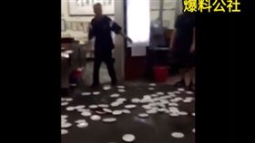 男子翻桌來來豆漿(圖/翻攝自爆料公社)