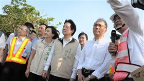 行政院長林全視察西濱曾文溪大橋。行政院提供
