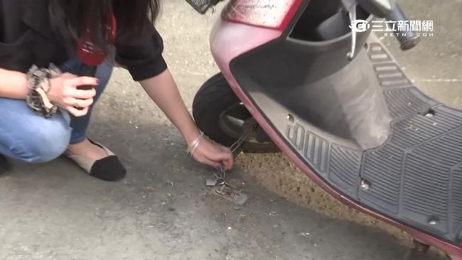 機車繫鐵鍊鎖地　佔車位居民：我爽！
