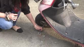 機車繫鐵鍊鎖地　佔車位居民：我爽！