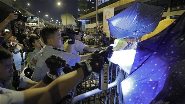 香港反釋法遊行　爬拒馬遭阻爆衝突