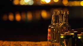 喝酒　酒瓶
https://www.flickr.com/photos/makkahei/8776346909/in/photolist-enx5b2-2EevLG-5guh3h-4wBn5N-64BJuQ-4wy7mt-99snoE-8pHvr4-57UCDF-8ukBsN-cQDkhA-jtDVHf-9TQabn-nzKbHS-4wCjXw-4wwEkr-5fyE4e-rgXpfM-4NW35V-eEkdLB-dAyfS-4wx5zn-3wgUwb-feGvxd-rPdXc-a1L9fE-693BYF-4xFMxK-4wBpvZ-4vV7L7-6yTYPm-3dGuCX-4wxCEQ-5UHHuy-7rokuf-npt6Rd-5jTFTs-4wAYo3-4wGynq-5VzKQY-6QYyhg-4wBvtq-4vRikV-cQDsnm-bAHLbC-4wCe89-4wBpBb-4wybVV-5pJAyT-6Vr7P4