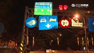 貨車撞掉限高架　賓士車駛過刮傷車蓋