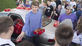 16:9
男大生遭偷巧克力 公司送他6500條爽吃 巧克力,Kit Kat,小偷,竊賊,爆紅,意外
圖／翻攝自K-State Collegian's Twitter
https://twitter.com/kstatecollegian/status/794342245054955522