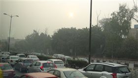 大量汽車廢氣排放 新德里空汙主因之一
特派員看世界專欄
大量的汽車廢氣排放，搭配冷空氣沈降及少風使得懸浮
粒子留置空氣中，也是印度首都新德里每到年底就出
現嚴重空氣汙染的主因之一。
中央社記者康世人新德里攝  105年11月7日