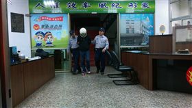 不滿分手  恐怖情人怒砍女友送辦
吳姓男子不甘和蔡姓前女友分手，6日赴蔡女住處理論
，雙方口角後，吳男持刀及電擊棒攻擊蔡女，造成蔡女
背部被砍7公分送醫縫11針，頭部及手臂也被打傷，吳
男隨後投案送辦。 
（警方提供）
中央社記者程啟峰高雄傳真  105年11月7日