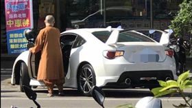 比丘尼,豐田,跑車,化緣
圖／翻攝自爆料公社