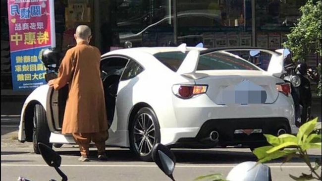 直擊比丘尼開跑車　網友都要改行了！
