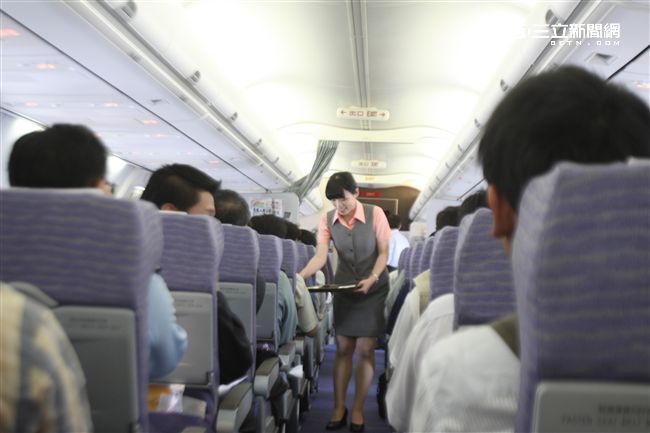行政專機機艙裡面也有女士官擔任空服員。（記者邱榮吉/攝影）