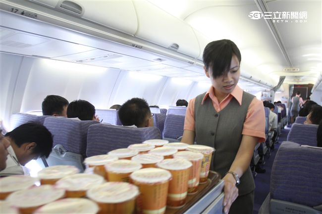 行政專機機艙裡面也有女士官擔任空服員。（記者邱榮吉/攝影）