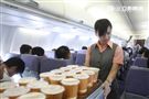 行政專機機艙裡面也有女士官擔任空服員。（記者邱榮吉/攝影）