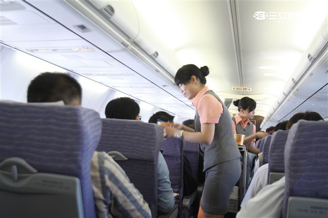 行政專機機艙裡面也有女士官擔任空服員。（記者邱榮吉/攝影）