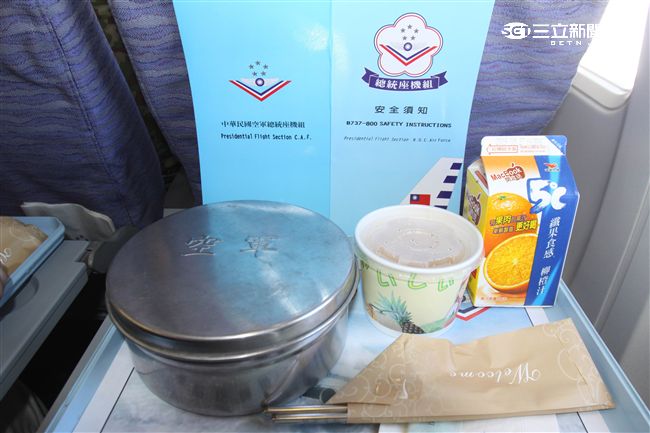 媒體記者隨總統搭機時專機也會準備精緻餐點。（記者邱榮吉/攝影）

